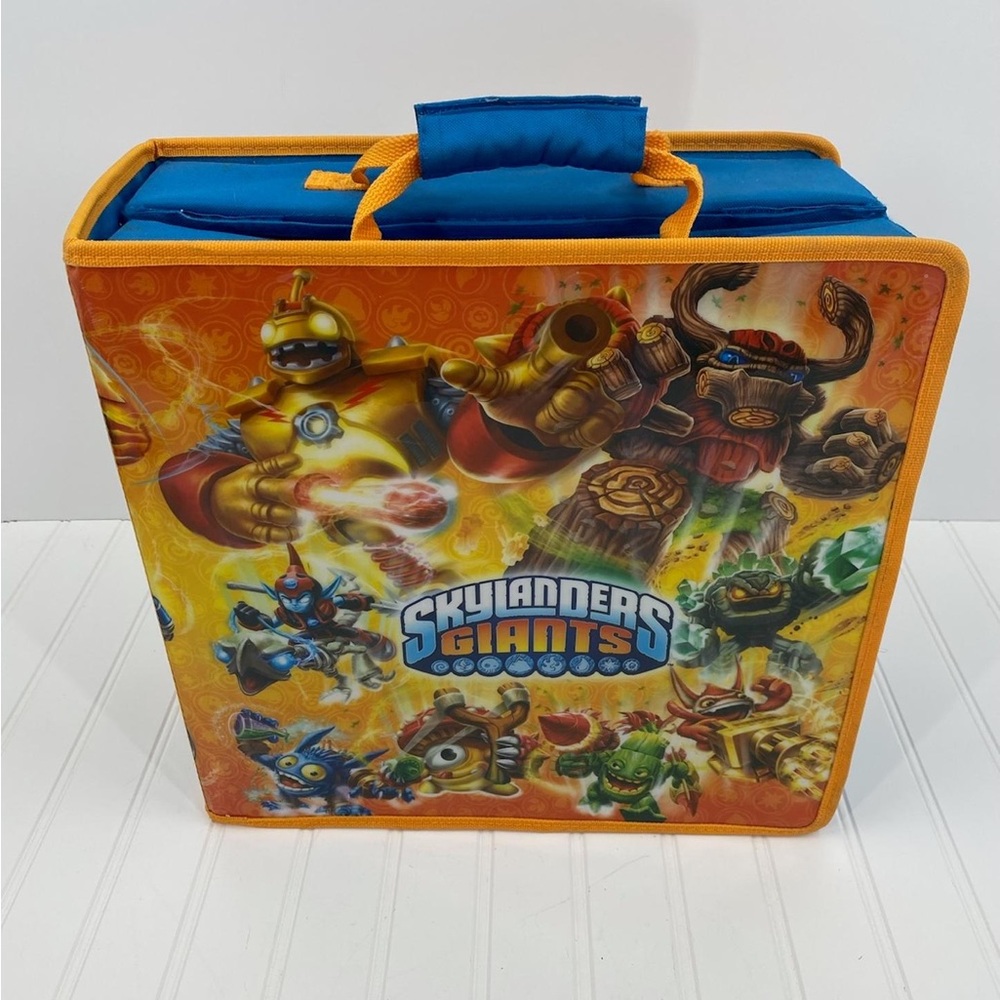 SKYLANDERS 26 figures with carry bag